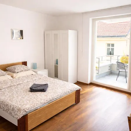 Hotel apartamentowy Quiet Courtyard And Parking 3*