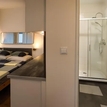 Hotel apartamentowy Quiet Courtyard And Parking Praga