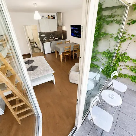 Aparthotel Quiet Courtyard And Parking 4*