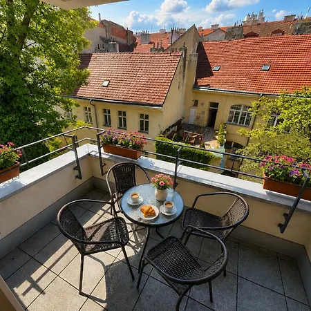 Aparthotel Quiet Courtyard And Parking 4*