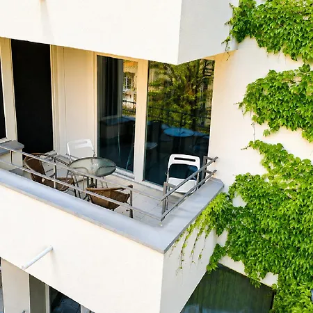 Quiet Courtyard And Parking 4* Praha