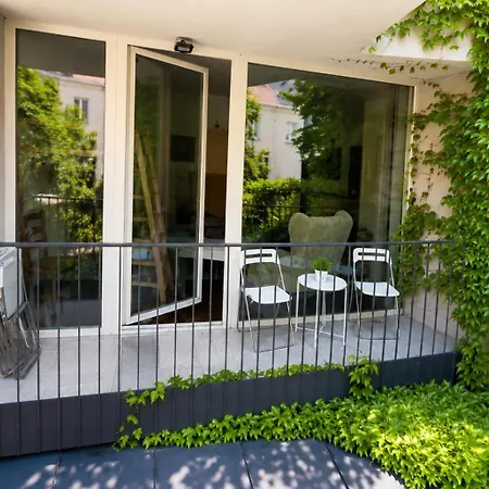 Quiet Courtyard And Parking 프라하
