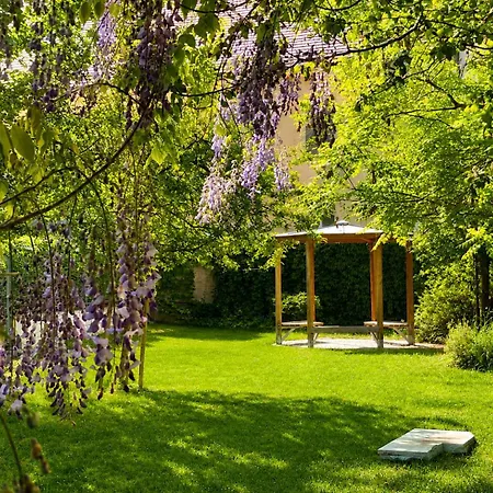 Quiet Courtyard And Parking 아파트호텔 4*