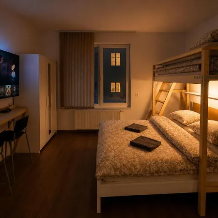 Quiet Courtyard And Parking 公寓式酒店 4*