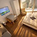 아파트호텔 Quiet Courtyard And Parking 3*