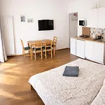 아파트호텔 Quiet Courtyard And Parking 프라하